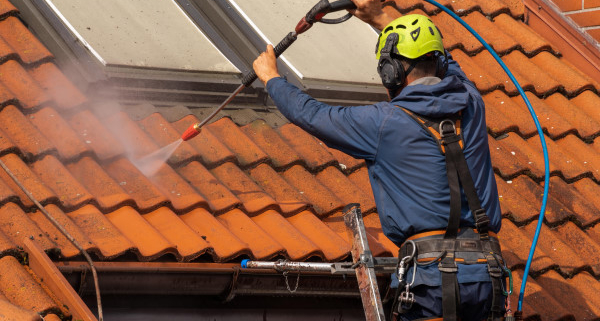 Conseils pour nettoyer une toiture sans monter sur le toit